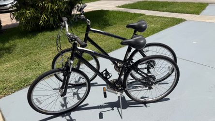 His and Hers Diamondback hybrid bikes 21 speed 700, medium and extra large frame bicycles