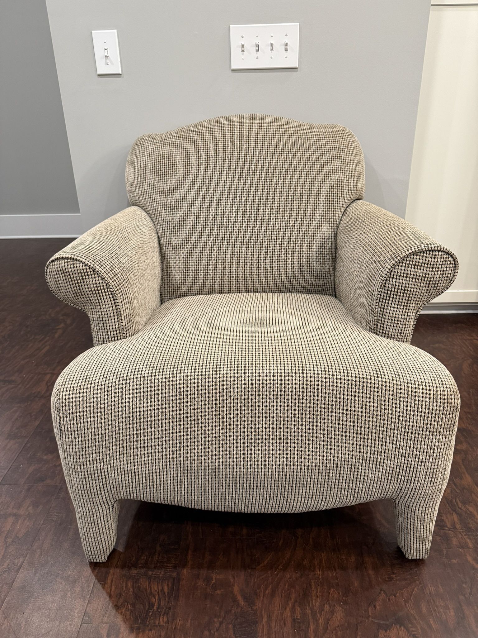 Comfy Accent Armchair – Neutral Pattern