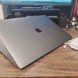 15inch MacBook Pro Laptop. Touchbar, Core i7, Radeon Pro, 17