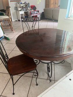 Round table with 2 chairs
