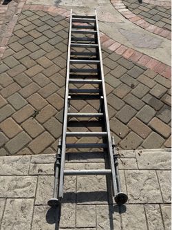 Escalera de pared con patas para nivelar