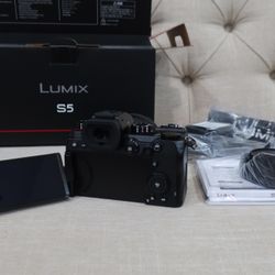 Panasonic LUMIX S5 Mirrorless Full Frame Camera