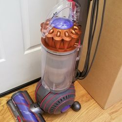 2i024 NEW cond  DYSON ANIMAL  , BIG BALL  , VACUUM  , WITH ATTACHMENTS  , AMAZING POWER SUCTION  , WORKS EXCELLENT  , IN THE BOX 