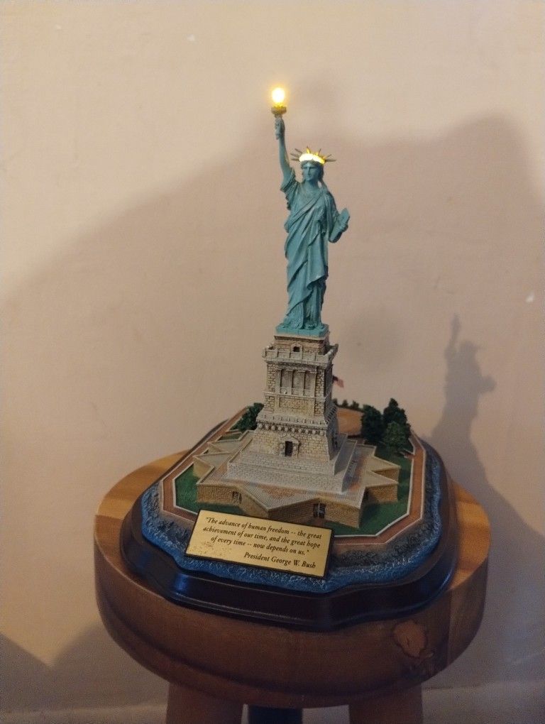 LIGHTED STATUE OF LIBERTY (Danbury Mint Collectable)