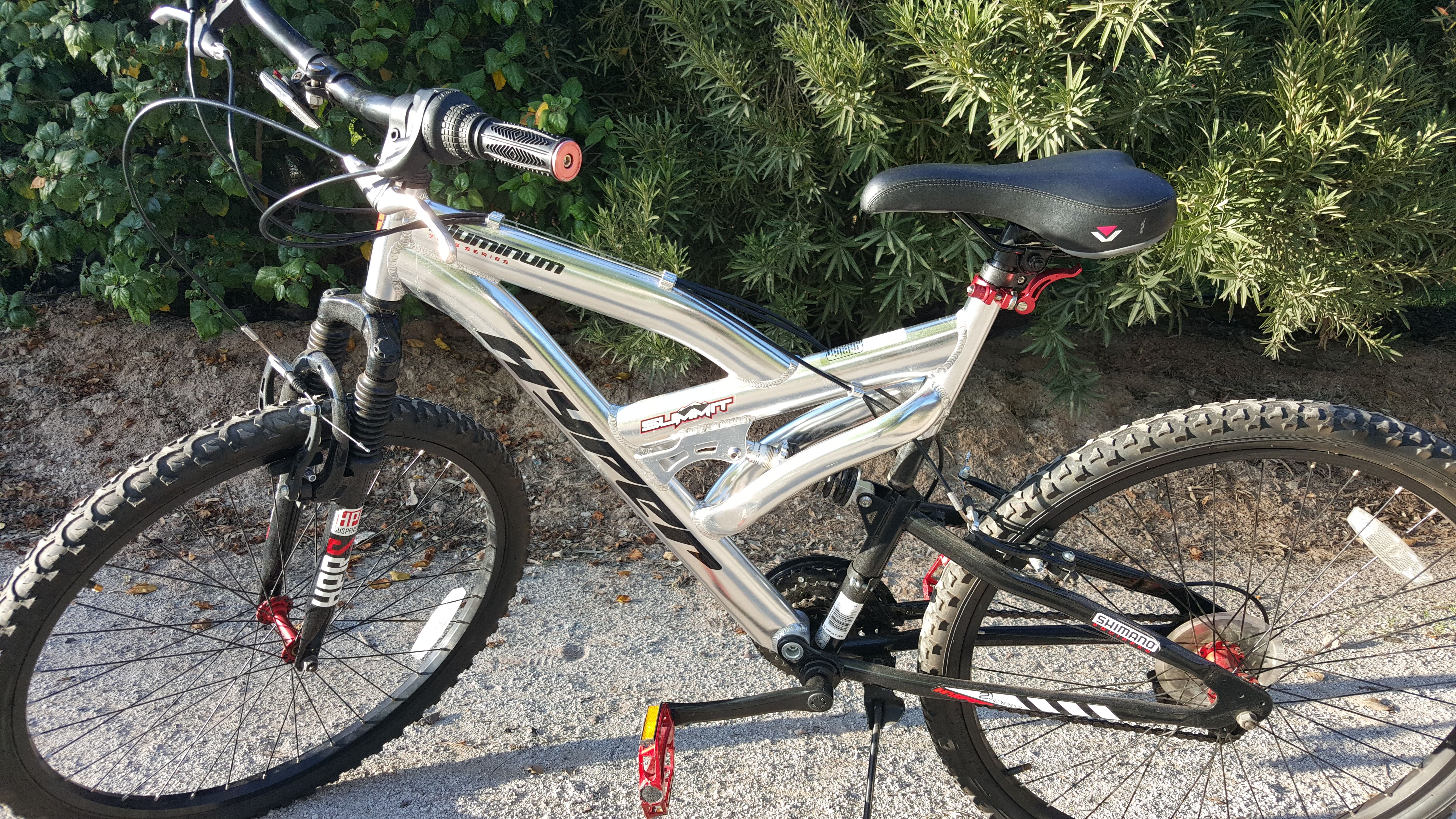 Aluminum 7005 series bike. Summit hyper shimaro equipped 21 speed bike.