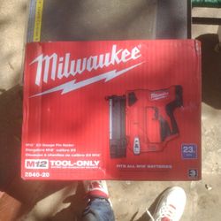 Milwaukee cordless nail gun 