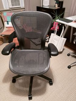 Aeron-style office chair  (great condition)