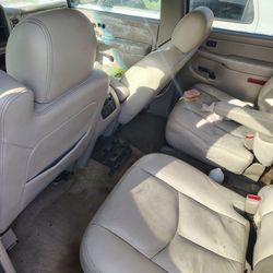 Nice Suburban 225,000 Mi The Year Is A 2005 Air Need To Be Charged Up 