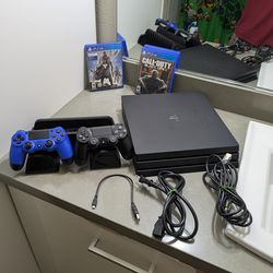 PlayStation PS4 pro 1TB with 2 controllers 2 games like now everything works great 👍