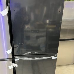 Hisense Refrigerator Battom Freezer In Black 