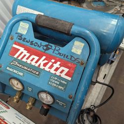 Makita 4.2 Gallon Portable Air Compressor 