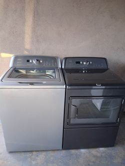 MAYTAG  BRAVOS washer and dryer electric set