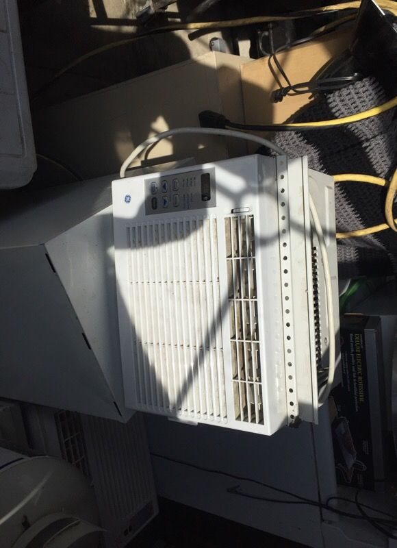 Window electric air conditioner 40 bucks .. that's real cheap for Sale
