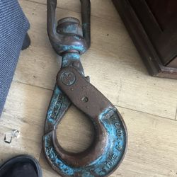 Yoke 3/4" Grade 100 Swivel Self-Locking Hook