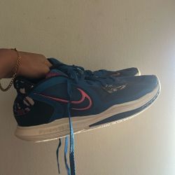 Kyrie Low 5s  Size 10