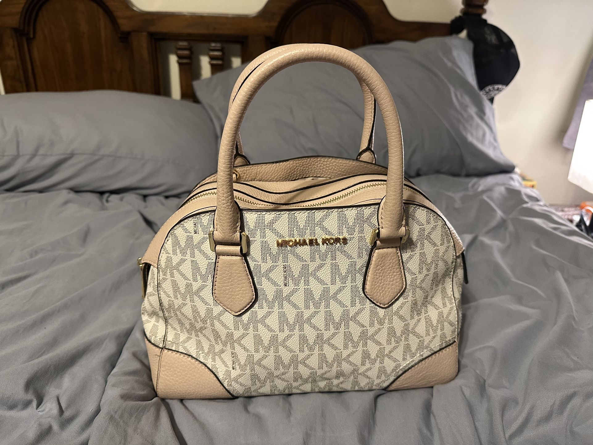 Michael Kors White & Tan Handbag With Matching Wallet– Classic & Elegant 👜🤍