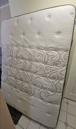 Sealy Posturepedic Kingman Full Mattress w/ box spring