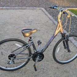 Giant Sedona DX W comfort hybrid bike designed specifically for women, suspension seat,24 speed,14" Aluminum Frame,26" Tires, Like New, low step 