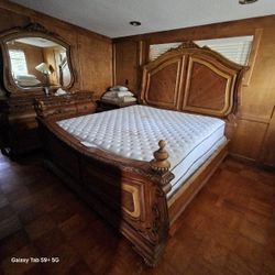 King Size Cedar Bedroom Suite W/Mirror