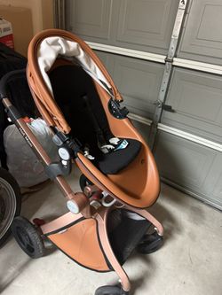 Hot Mom Luxury Stroller – Leather Seat, Rose Gold Frame, Excellent Condition