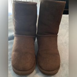 UGG Australia Classic Short boots Size 8..Brown. 