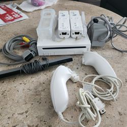 Nintendo Wii (White) w/ 2 White Controllers & Nunchuks