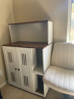 Cat litter box enclosure
