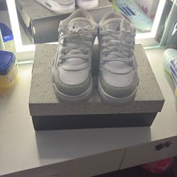 Woman’s Air Jordan 4’s RM