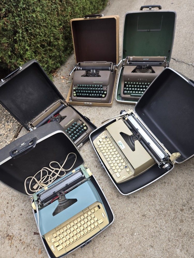 6 Vintage Typewriter With Case