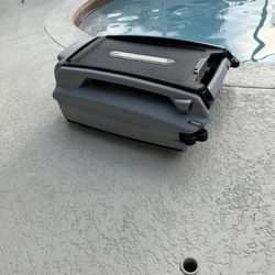 Betta SE Plus Solar Powered Pool Skimmer