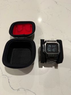 *USED* NIXON REGULUS SS with case