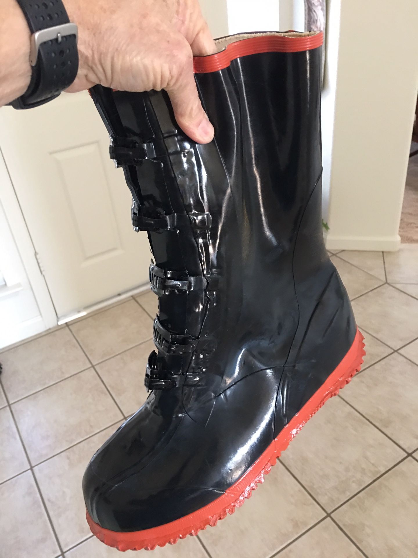 DUR-ABEL Men’s rain boots size 9 buckle-up front