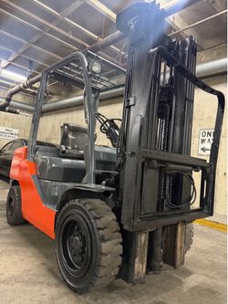 DIESEL TOYOTA 8FDU30 forklift for sale,6600 lb, 3 stage, side shift