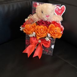 Linda Cajita De  8 Rosas Colores Oranch Rojo Y Beich Y rocita Color