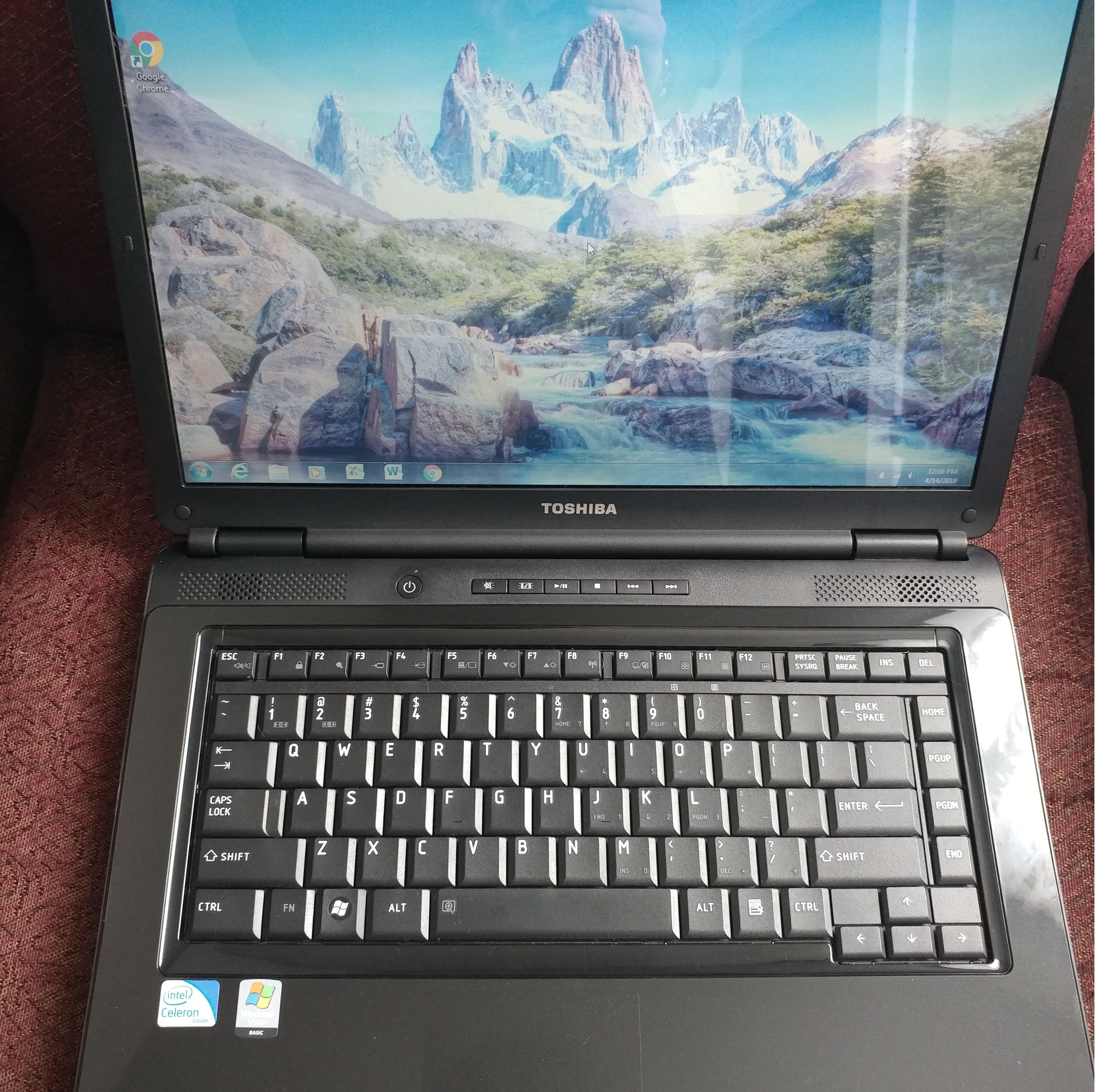 Laptop Toshiba, Excellent condition, Intel 2.5 Ghz, 4 GB RAM, 320 GB HD, NEW charger, good battery, Win, Office.