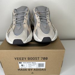 YEEZY 700 V2 CREAM DS NEW SIZE 8.5