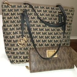 Women Michael Kors Wallet for Sale in Grand Prairie, TX - OfferUp