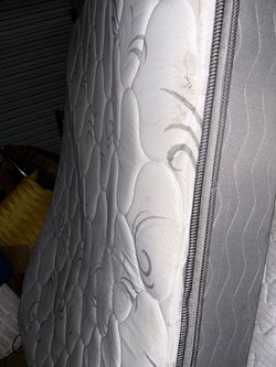 Queen mattress and boxspring
