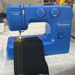 Blue Couture Sewing Machine New In the Box ready To Go clean 