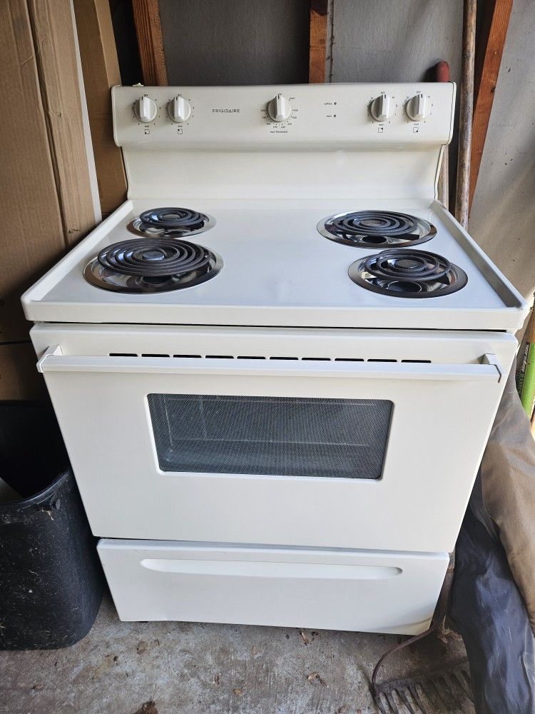 FRIGIDAIRE STOVE In Good Condition