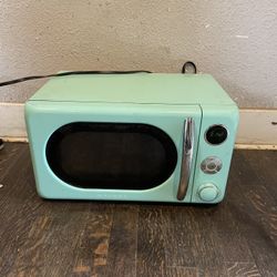Galanz 0.7 cu. ft. Retro Countertop Microwave Oven, 700 Watts, Blue