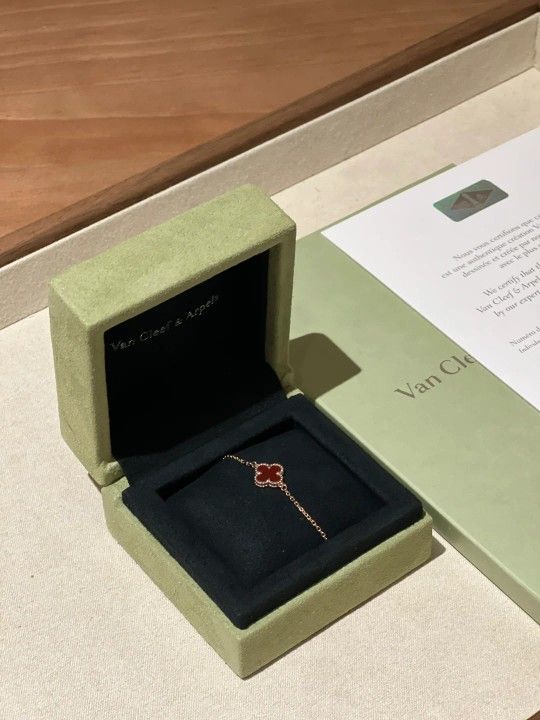 Van Cleef & Arpels - Pendant Necklace 18K Yellow Gold and Onyx, Yellow Gold