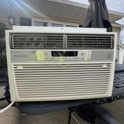 AC unit 8k BTU Frigidaire 