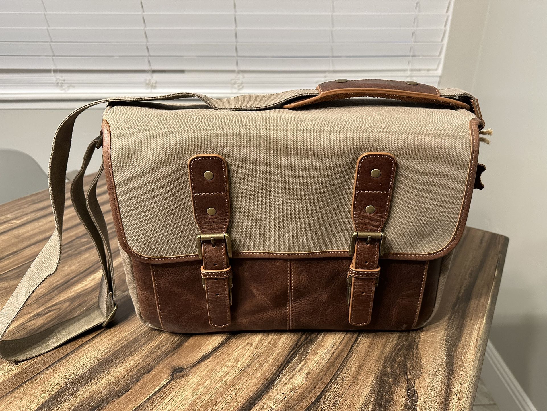 MegaGear Italian Leather Messenger Bag/ Camera Bag