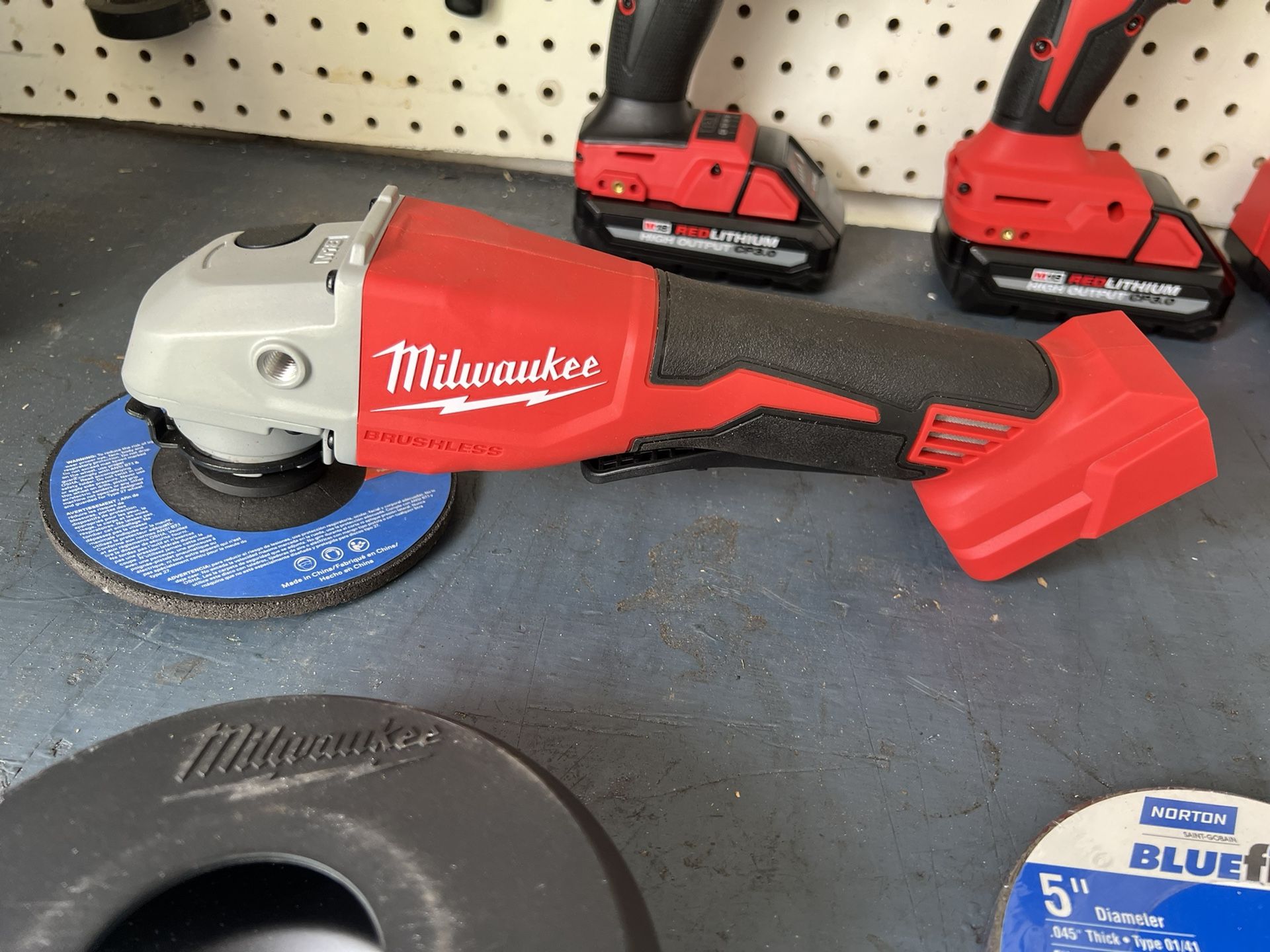MILWAUKEE 18v GRINDER W/PADDLE SWITCH
