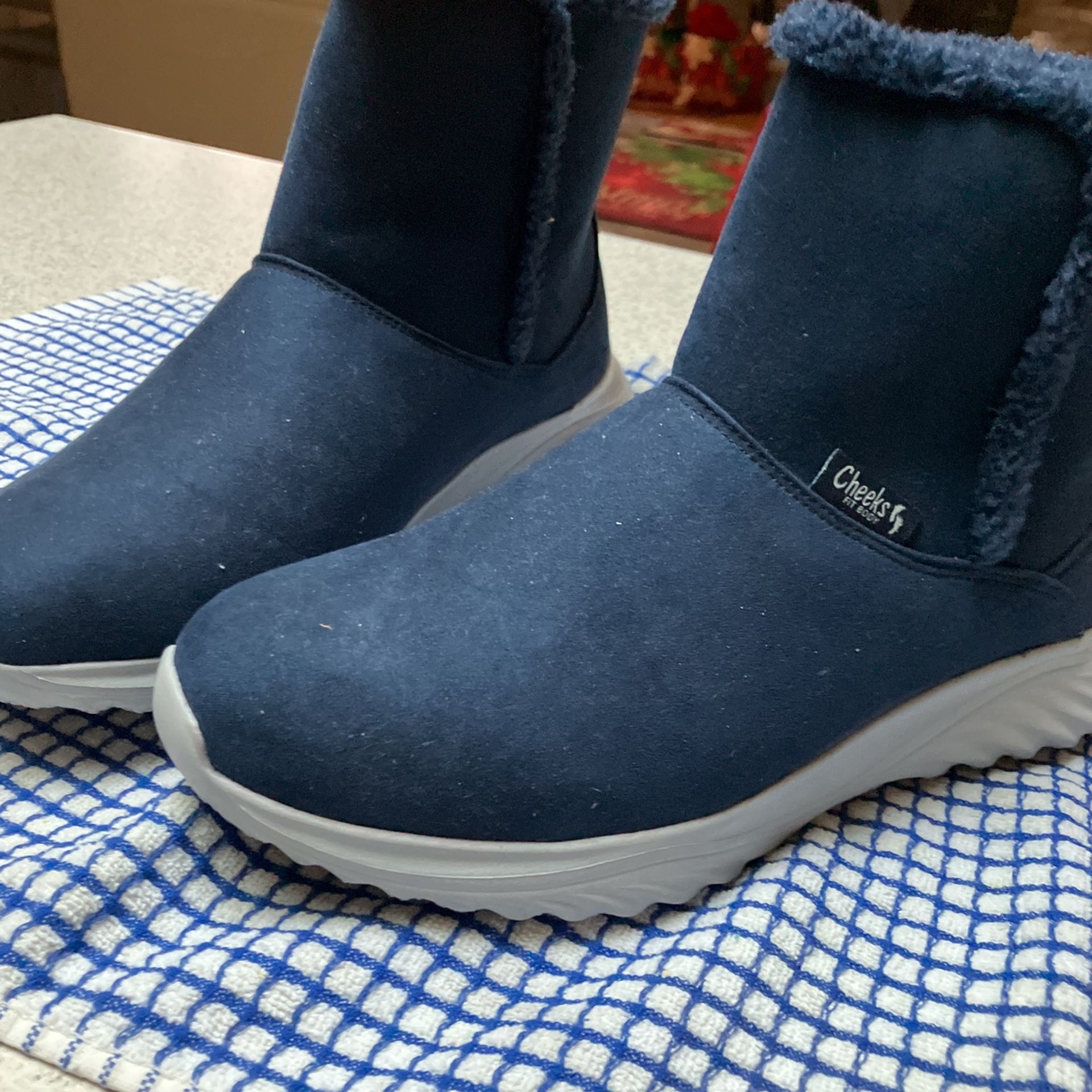 Cheeks Short Fur Lined Boots. With Small Zipper Pocket.