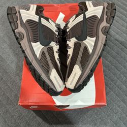 Nike Vomero Black/plum