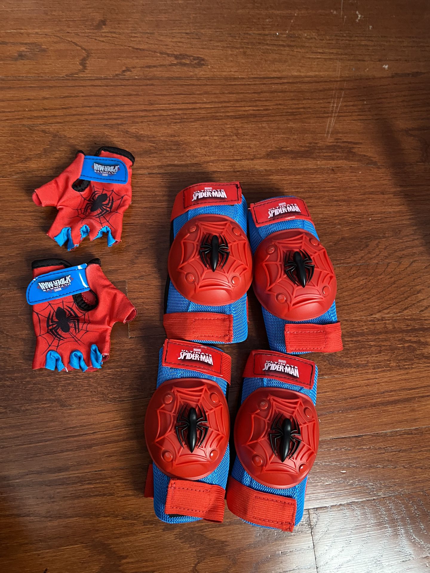 Marvel Spider-Man Bell Protective Pad and Glove Set, Red/Blue 