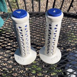 AM’E UNITRON WHITE OVER BLUE GRIPS