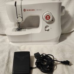 Singer M1250 Sewing Machine - Pre-owned